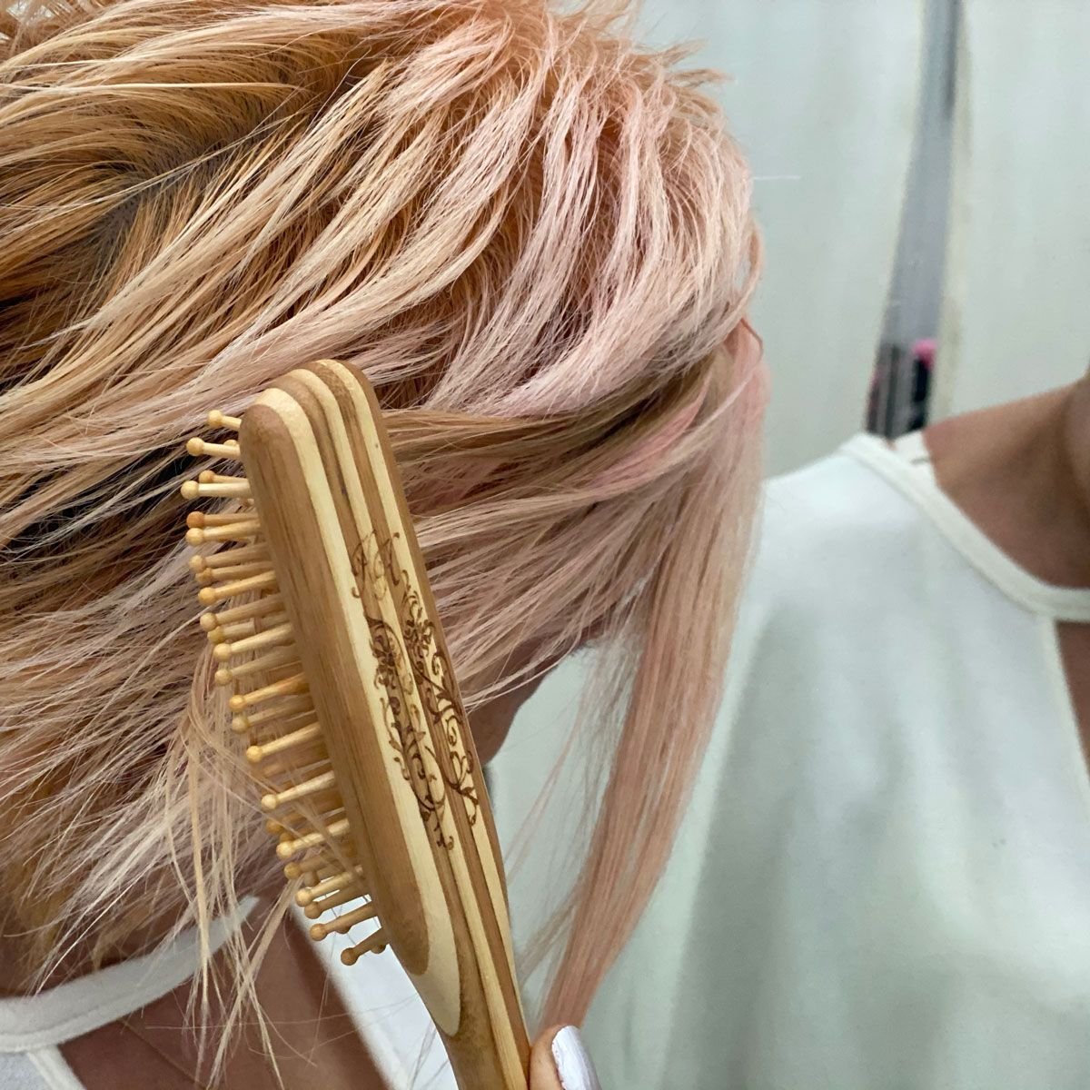 Cepillo para cabello en bambú pequeño - Imagen 4